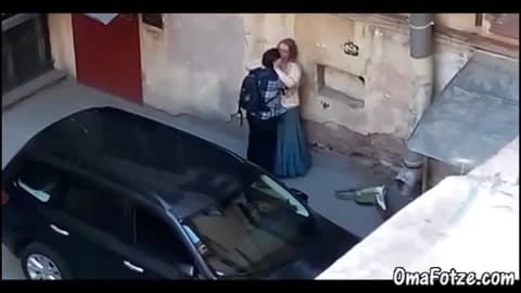 Rue où un voyeur filme le couple baiser
