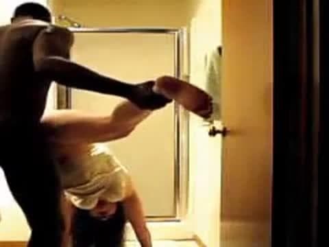 Ronde baisée hard dans les toilettes