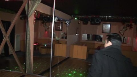 Gangbang amateur en club de strip français