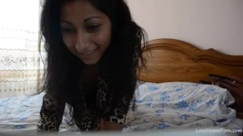 Jeune beurette se déshabille et se masturbe en doggystyle