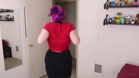 BBW cosplay baise et prend une creampie