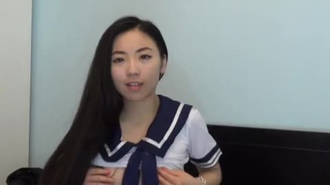 Petite Teen baisée en uniforme