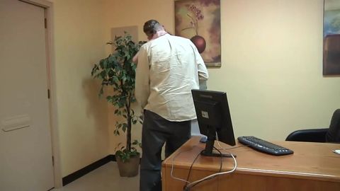 Il fait une video sex avec sa secrétaire