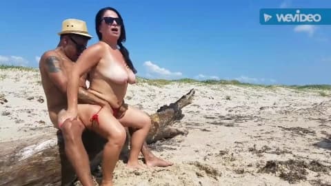 Une mature se fait baiser à la plage