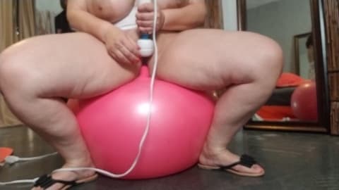 Cette BBW utilise son ballon de Yoga pour se goder et finit avec son vibromasseur