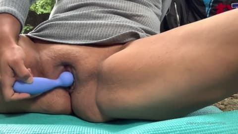 Une BBW se masturbe près du lac