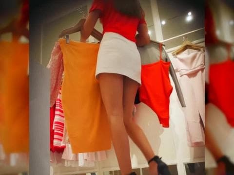 Caméra cachée filme du upskirt au shopping