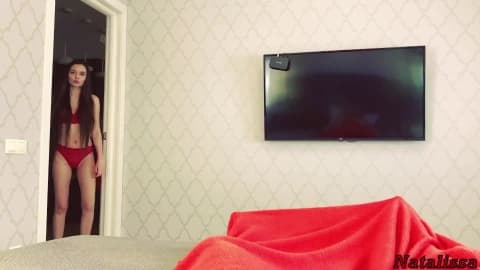 Natalissa adore séduir son mec en lui suçant la queue pour baiser. Elle adore le fixer en même temps qu&rsquo;elle pépom son gland.