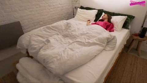 Sola Zola fait une fellation et pine