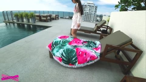 Brune coquine fait une fellation à la piscine et chevauche en cowgirl