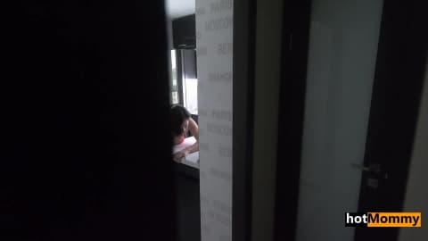 Cougar baisée par son beau fils en POV