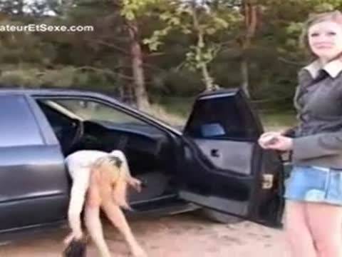 Une femme Russe suce dehors près de la bagnole