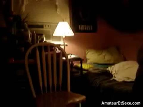 Elle se masturbe devant nous