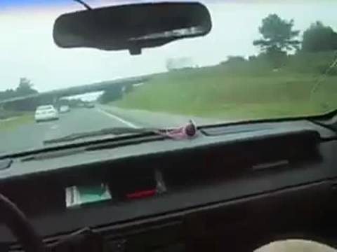 Elle me suce pendant que je conduis