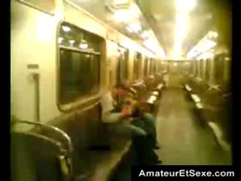 Mec se fait sucer dans le metro
