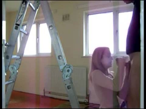 Un ouvrier se fait plaisir