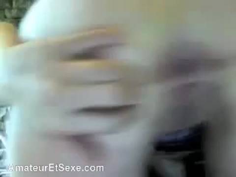 Elle nous montre son trou de balle