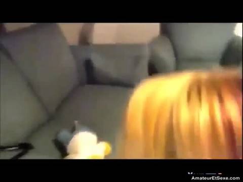 Elle le fait jouir avec son piercing sur la langue