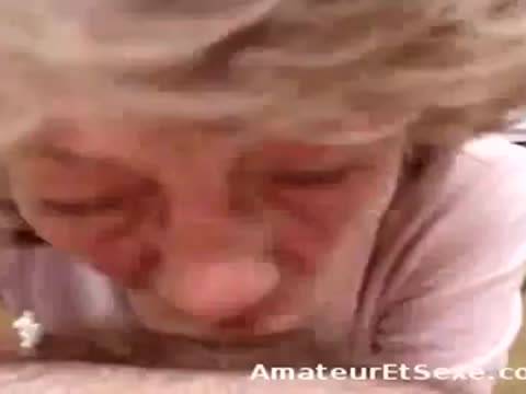 Une mamie qui adore sucer des bites