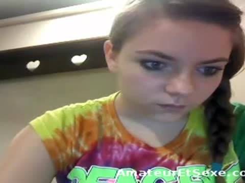 Une jeune tchatteuse grassouillette se doigte