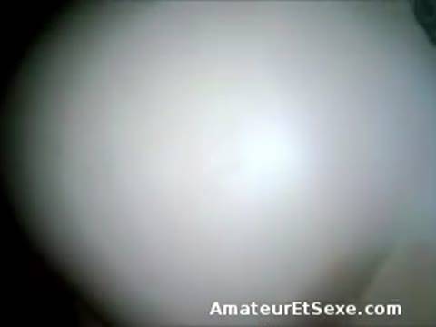 Cette grosse adore se faire enculer tout en se caressant…