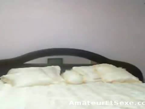 Jeune bonnasse brune dans en minijupe devant sa cam