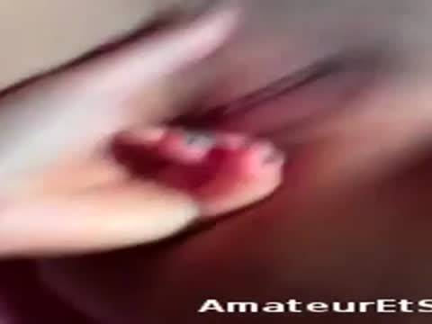 Elle doigte sa copine en POV, vidéo peu commune !