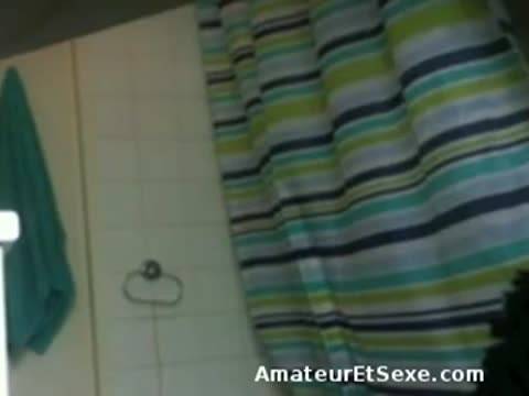 Sortie de douche et voyeurisme amateur