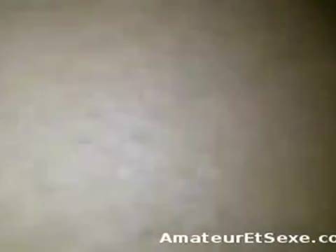 Une latina rondelette offerte en string… un fessier magistral !