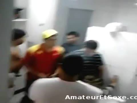Une salope en gang bang dans les wc d&rsquo;un bar