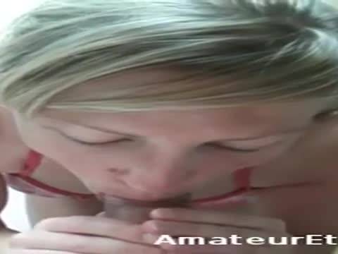 Jolie blonde française suce en soutif