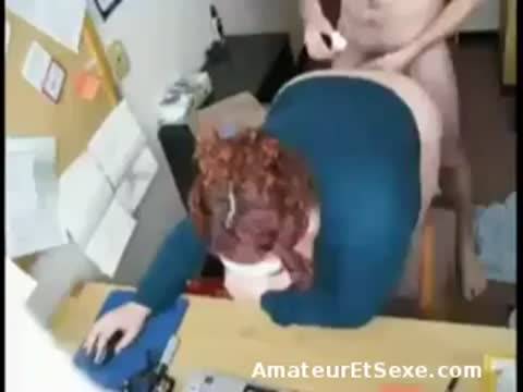 Bonne bourre avec une rousse à forte poitrine