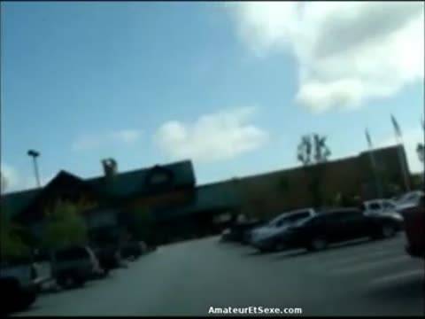 Il l&rsquo;encule dans son van pendant qu&rsquo;elle se gode