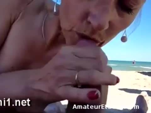 Pipe sur la plage à poil