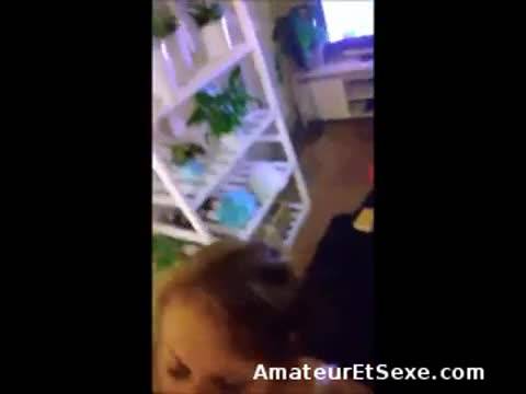 Amatrice en sous vêtements reçoit une belle éjac faciale