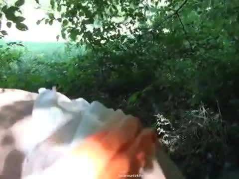 Enculée dans les bois par un inconnu devant son mari !