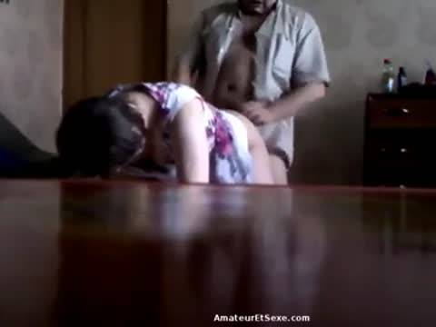 Opération vidange : il baise sa voisine à l&rsquo;arrache sur la table !