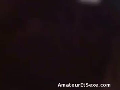 Queutard se filme aux chiottes avec 2 bitchs !