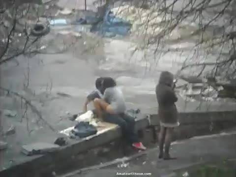 Couple étudiant chaud bouillant baise dans la rue
