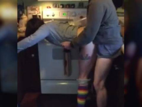 Mari et femme testent la levrette en cuisine