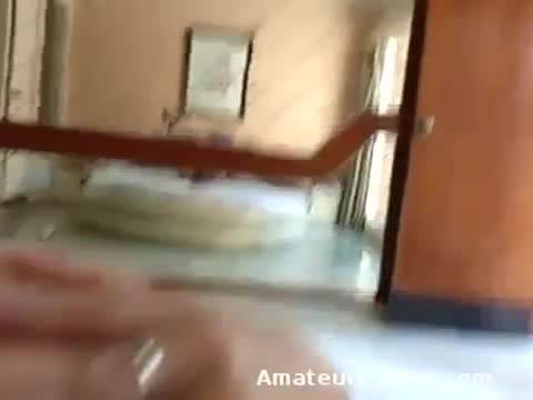 Un extincteur dilate son cul de brésilienne