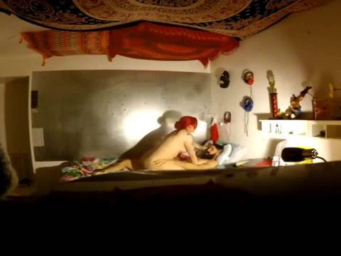 Un couple extraconjugal surexcité fait couiner le matelas