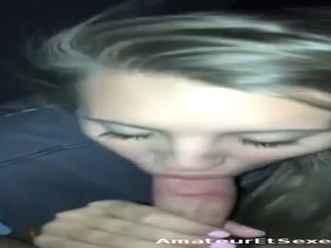 Mignonne blonde aux cheveux longs fait plaisir à son mec en avalant son sperme