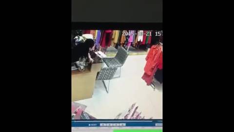 Chinoise se prend un coup de bite au boulot !