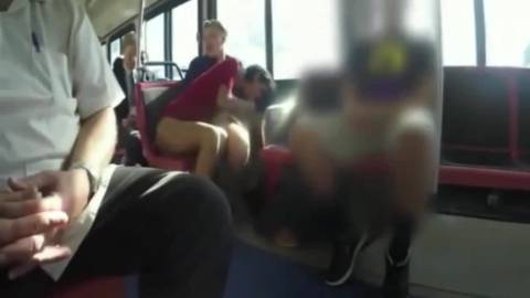 Elle pompe un gars dans le tramway bondé !