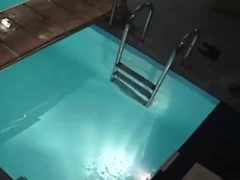 Orgie libertine dans la piscine des voisins