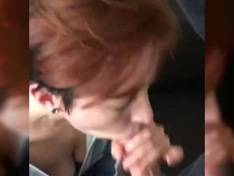 Décharge de sperme dans la bouche d&rsquo;une rouquine