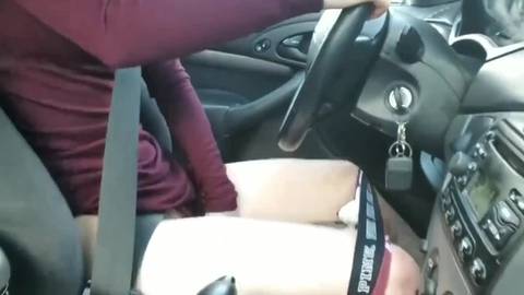 Cette cochonne se gode la moule au volant !