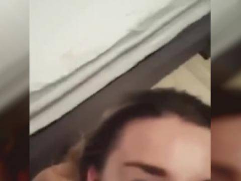 Il défonce une jeune salope et lui jouit sur la gueule