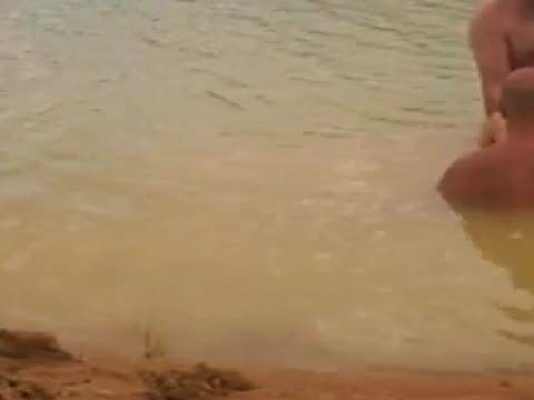 Naturisme et pipe bi dans l&rsquo;étang